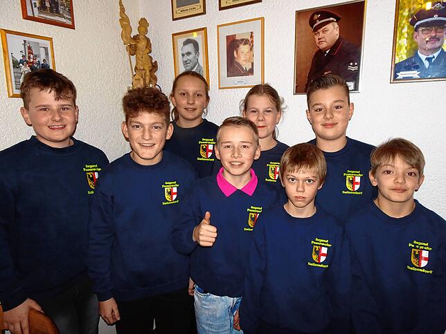 Die zehn Mitglieder der Jugendfeuerwehr wachsen in die Feuerwehrarbeit hinein, unter ihnen (von links): Max, Anton, Johanna, Noah, ...