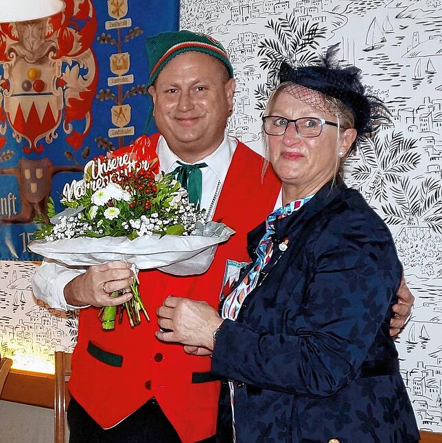 Blumen für die Narrenmutter: Zunftmeister Tobias Fritz überrascht Susanne Franz mit einem schönen Strauß.