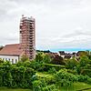 Vom Balkon des Pfarrhauses ist der Kirchturm bestens zu sehen. Er ist seit einiger Zeit eingerüstet, was auch noch eine Weile so bleiben ...