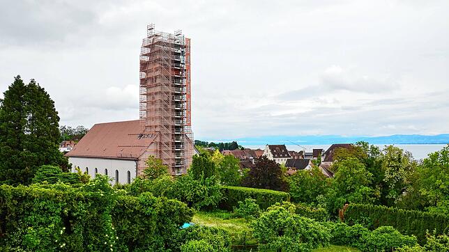 Vom Balkon des Pfarrhauses ist der Kirchturm bestens zu sehen. Er ist seit einiger Zeit eingerüstet, was auch noch eine Weile so bleiben ...