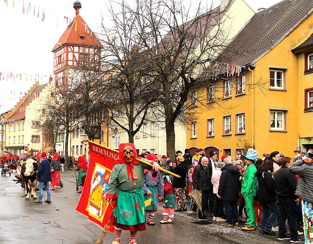 Bild 10: Hexensonntag: Urige Hexengestalten, Umzug und Hexenfeuer begeistern Besucher