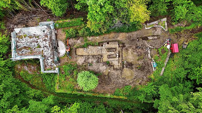 Auf dieser Drohnenaufnahme der Schlossruine Sandegg ist in der Mitte das freigelegte Turmfundament zu sehen.