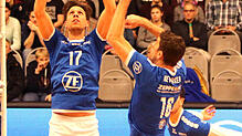 Konzentrierter Auftritt eines eingespielten Duos: Zuspieler Tomas Kocian (links) bedient Scott Kevorken. Bild: Eugen Fischer