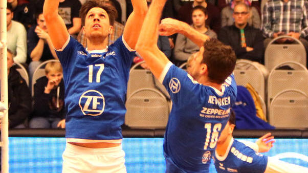 Konzentrierter Auftritt eines eingespielten Duos: Zuspieler Tomas Kocian (links) bedient Scott Kevorken. Bild: Eugen Fischer