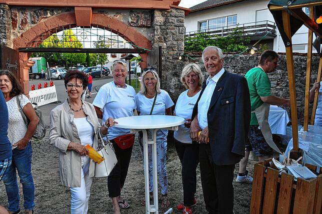 Bewirtungsorga-Team von links Mitte: Anita Morath, Luzia Schulz und Doris Fechtig mit Peter und Margot Straub. Foto Ursula Ortlieb