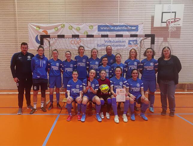 Die C-Juniorinnen des Hegauer FV (hinten, von links): Torwarttrainer Christian Nagel, Trainerin Isabel Wickenhauser, Sarah Schuricht, ...