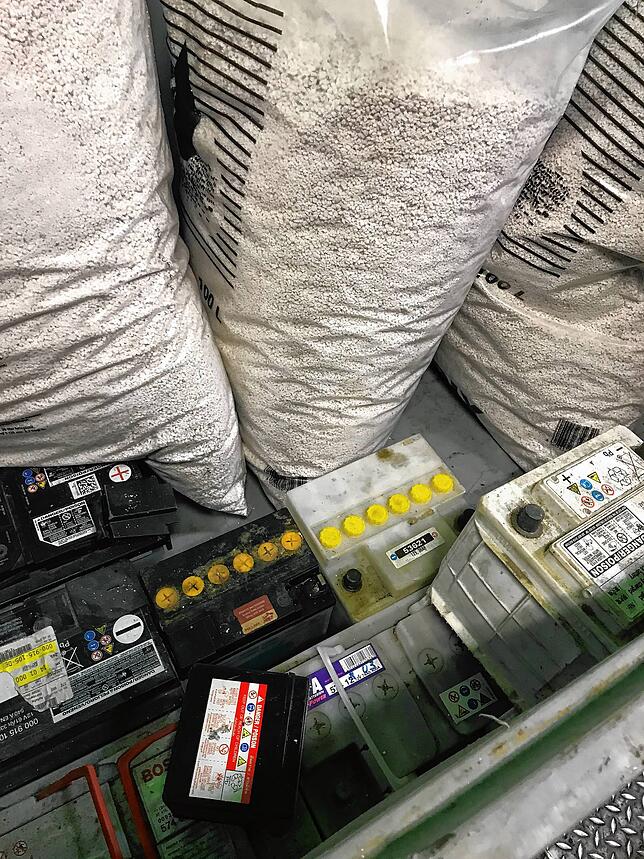 Auch Autobatterien werden angenommen. Dann stellen die Mitarbeiter eine Quittung aus, denn beim Kauf einer Batterie muss nachgewiesen ...