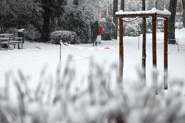 Vereinzelt stapfen Menschen durch den Schnee.