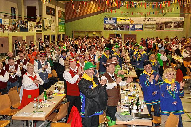 Rund 500 Gäste hatten sich zur Zunftmeistertagung der Narrenvereinigung Hegau-Bodensee in der Eugen-Schädler-Halle eingefunden.