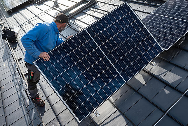 Solaranlagen boomen. Immer wenn die Sonne scheint, ist zu viel Strom da.