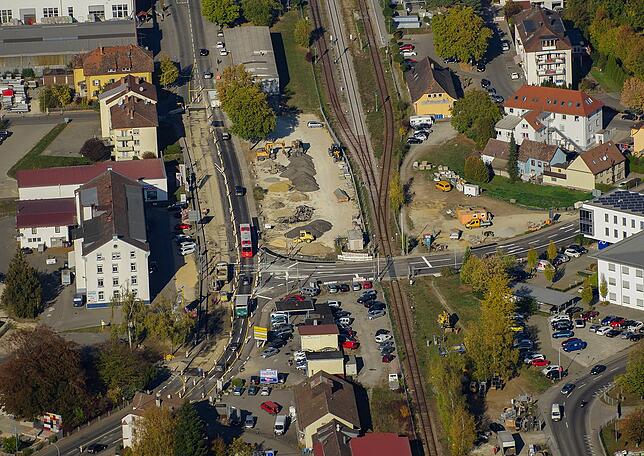 So sah die Baustelle an der Schiesser-Kreuzung und dem Bahnübergang in Stockach im Oktober aus. Archivbild: Gerhard Plessing