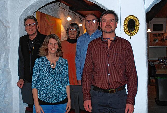 Die beiden Vorsitzenden der Klettgeno sind (vorn) Kathrin Kern und Joachim Netzhammer. In den Aufsichtsrat gewählt wurden (hinten, von ...