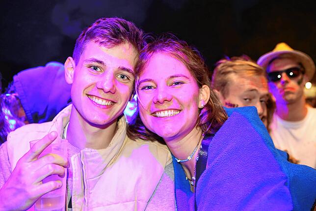 Bild 16: Am ersten Abend tanzen tausende Fans vor den Campus-Festival-Bühnen
