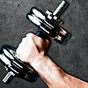 Wie viel Selbstoptimierung ist gesund für die Psyche? Ein Mann beim Hanteltraining.