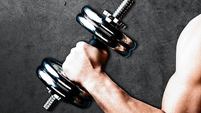 Wie viel Selbstoptimierung ist gesund für die Psyche? Ein Mann beim Hanteltraining.