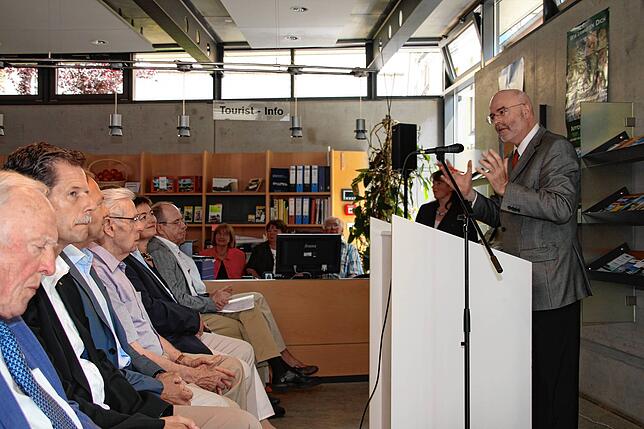 2012: Rede bei der Vernissage im Foyer des Alten Forstamts.