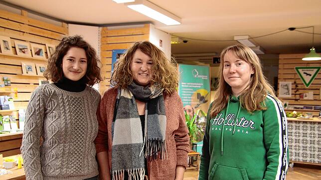 Sabrina Molkenthin, die Leiterin des Stockacher Umweltzentrums (Mitte), mit zwei Helferinnen aus ihrem Team: Tochter Ida Molkenthin ...