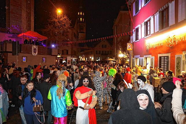 Bild 28: In der Altstadt treffen sich Hexen, Einhörner und Piraten bei der Straßenfasnacht