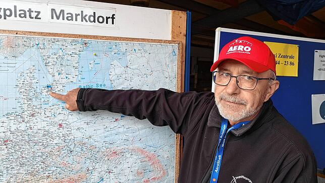 Bernd Nembach zeigt auf eine Karte, auf der die Segelflieger festhalten, woher die Gäste alle eingeflogen kommen. Eine Stecknadel ist in ...