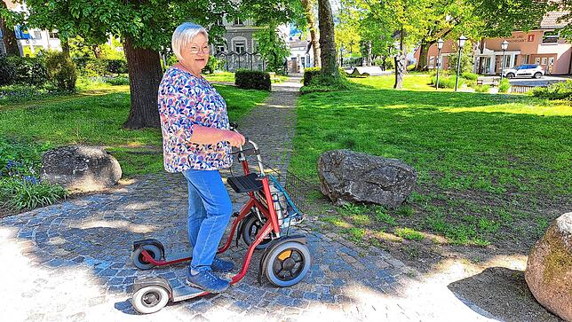 Rita Jacobi darf mit dem Tretlator auf dem Fußweg fahren.