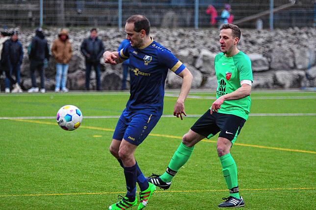 Dicht auf den Fersen: Frederick Albiez (rechts) vom Lokalrivalen SV Unteralpfen versucht beim 2:1-Sieg im Lokalderby die Kreise von ...