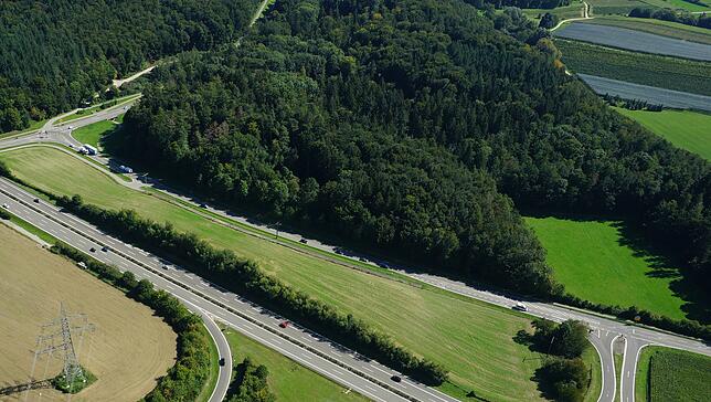 Der Straßenabschnitt zwischen Bundesstraße 313 (hinten links) und Autobahn 98-Anschlussstelle Stockach-West (rechts unten) ...