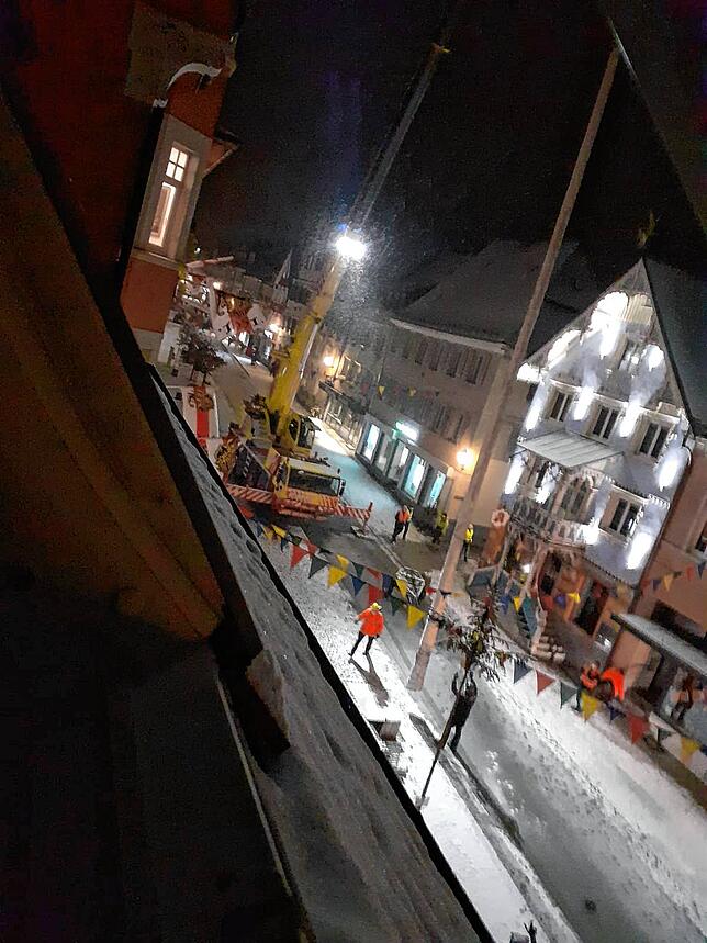 Bild 7: Plötzlich stand der große Narrenbaum! Bilder von der ungewöhnlichen Aktion am Mittwochabend in Stockach