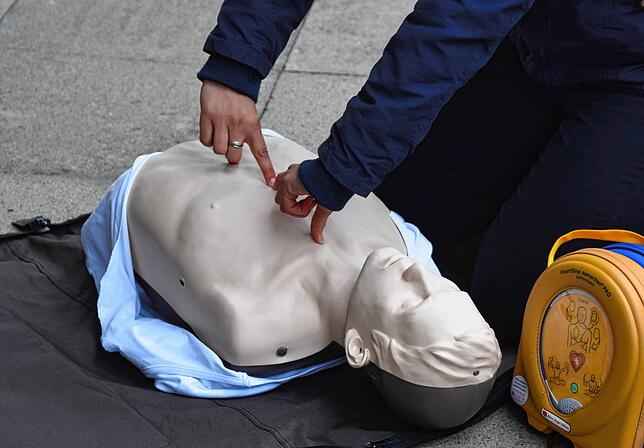 Erster Schritt: Mithilfe ihrer Finger findet Johanna Ziegler die richtige Stelle für die rettende Herzdruckmassage.