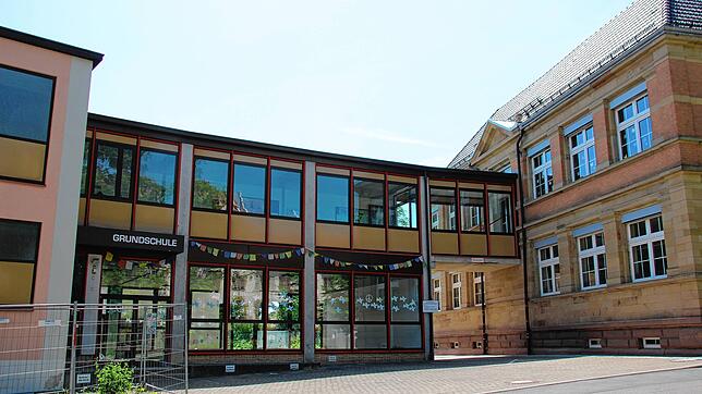 Das Verbindungsgebäude zwischen den beiden historischen Schulhäusern der Stockacher Grundschule soll bald abgerissen und durch einen ...