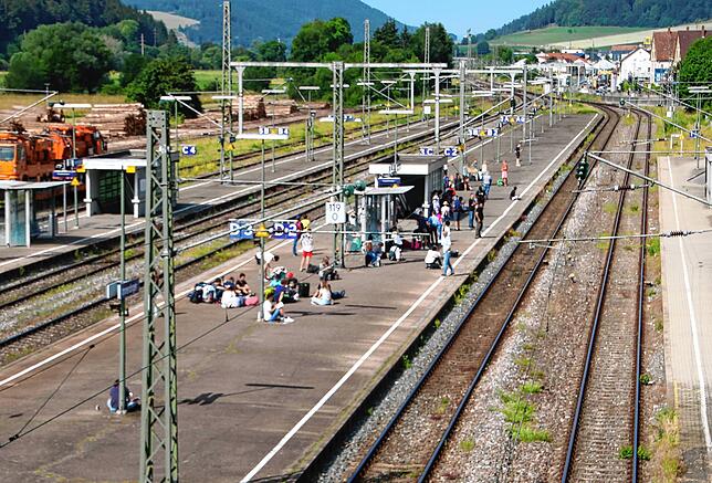 Stundenlang sitzen die gestrandeten Fahrgäste in der prallen Sonne.