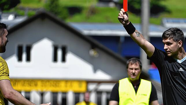 Bitter: Der zweifache Torschütze Florian Thies (links) vom SV Eichsel sieht von Schiedsrichter Luca Lüchinger (rechts) wegen einer ...