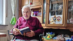 Lorenz Merz liest auch mit 100 Jahren gern Zeitung und Bücher. Bild: Conny Hahn