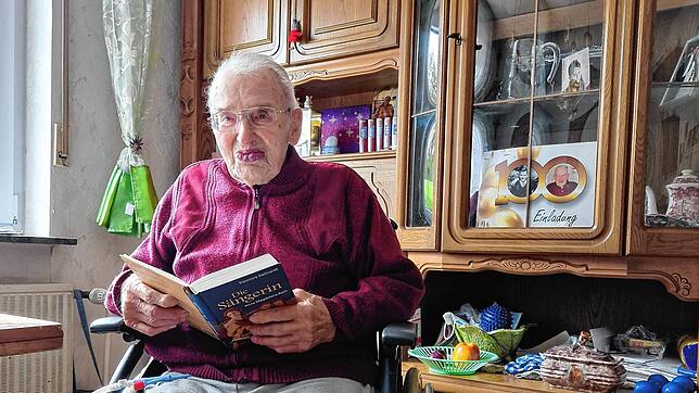 Lorenz Merz liest auch mit 100 Jahren gern Zeitung und Bücher. Bild: Conny Hahn