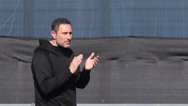 Trainer Aurelio Baratta und die Verbandsligareserve des 1. FC Rielasingen-Arlen feiern gegen Aufsteiger Rinia Singen einen erfolgreichen ...