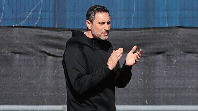 Applaus von Trainer Aurelio Baratta: Der 1. FC Rielasingen-Arlen II hat sich mit dem 4:1 über den TuS Immenstaad den Klassenerhalt ...