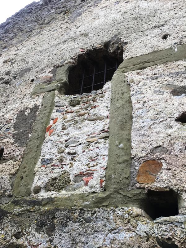 Eine Mannpforte im Torbau. Wenn das Haupttor geschlossen war, konnten durch das Nebentor Personen eingelassen werden, ohne das Haupttor ...