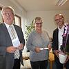 Erika Zwink wird von dem Vorsitzenden der Kirchlichen Sozialstation Reinhold Engesser (links) und Geschäftsführer Markus Leichenauer ...
