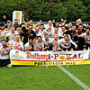 Die siegreiche Mannschaft des FC 08 Villingen mit dem Rothaus-Pokal.