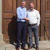 Bürgermeister Frank Amann und Alexander Weber nach der Vertragsunterzeichnung.