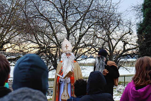 Nicht nur Geschenke, sondern auch die Geschichte und die Bedeutung des Heiligen Nikolaus gehören zu den Nikolaus-Besuchen.