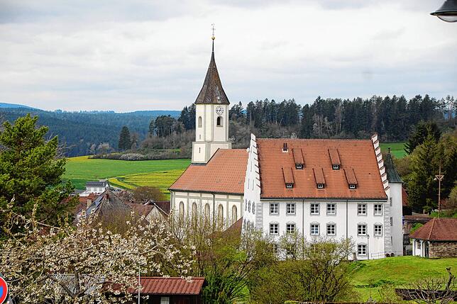 Das Schloss Bettmaringen (vorne) war Amtshaus und Landsitz des Klosters Sankt Blasien und befindet sich in Privatbesitz. Im Hintergrund ...