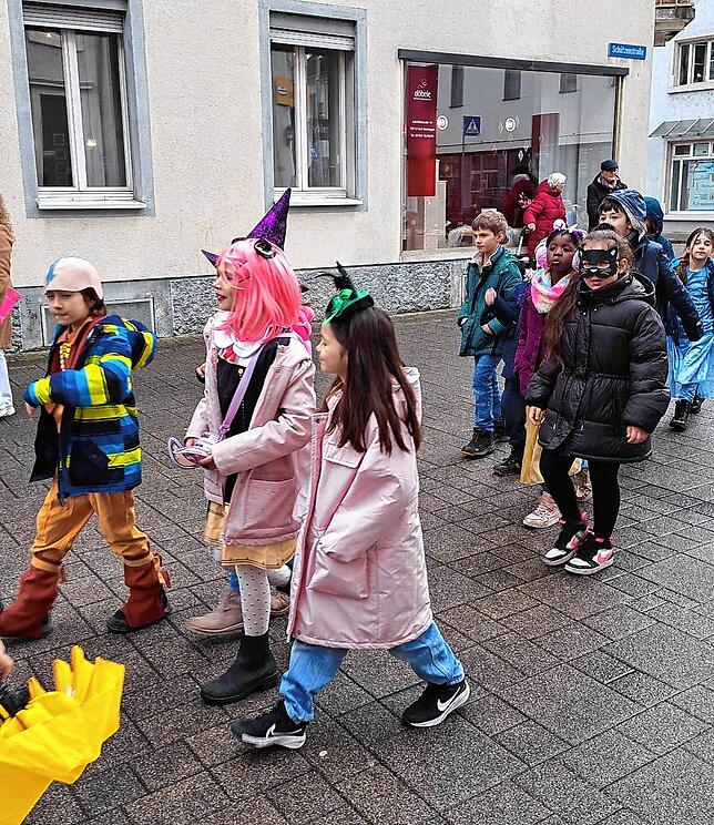 Bild 7: Fasnacht-Bilder aus Bad Säckingen: Wiiber treiben ihr Unwesen am schmutzigen Donnerstag – jetzt ansehen!
