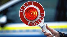 (Symbolbild) Die Polizei will in der Nacht zum Mittwoch, 9. April, einen Rollerfahrer aus dem Verkehr ziehen.