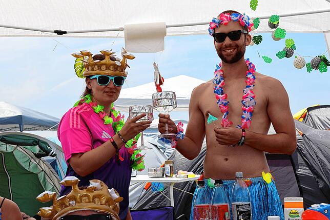 Bild 2: Kühle Getränke, coole Outfits und Lametta: So schön feiern die Southside-Besucher auf dem Zeltplatz