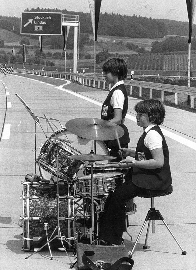 Zwei junge Musiker spielen am 4. Juni 1982 bei einer Feier an der Autobahnanschlussstelle Stockach-Ost. Hinten an der Trommel steht der ...