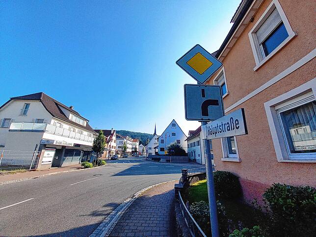 Hier trifft die B34 (erst Radolfzeller Straße, dann Hauptstraße) in der Ortsmitte von Ludwigshafen auf die B31-alt in Richtung Stockach ...