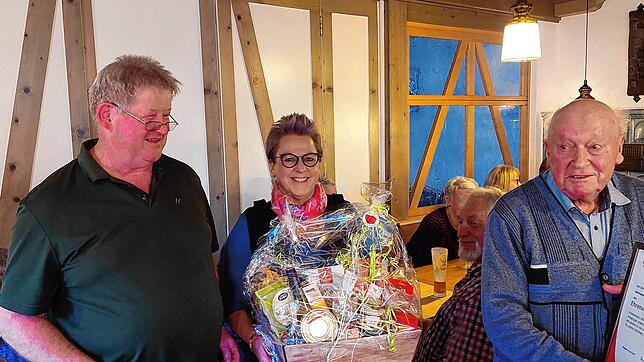 Obmann Dieter Sauter (links) und Stellvertreterin Gaby Tobian bei der Ernennung vom Hermann Hafner (rechts) zum Ehrenvorsitzenden. Bild: ...