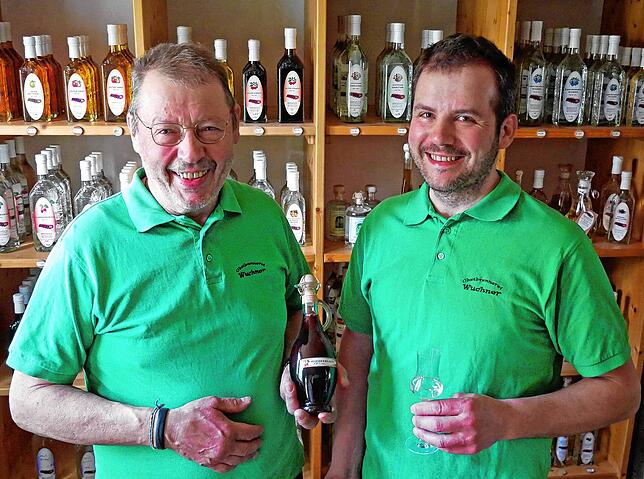 Schnapsbrenner Anton Wuchner (links) mit seinem Sohn Andreas im Verkaufsraum.
