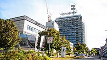 Für Neubauten mit 135 Wohnungen vor dem Telekomhochhaus an der Moltkestraße (im Bild) und der Jahnstraße müssen 20 Bäume fallen. Das ...