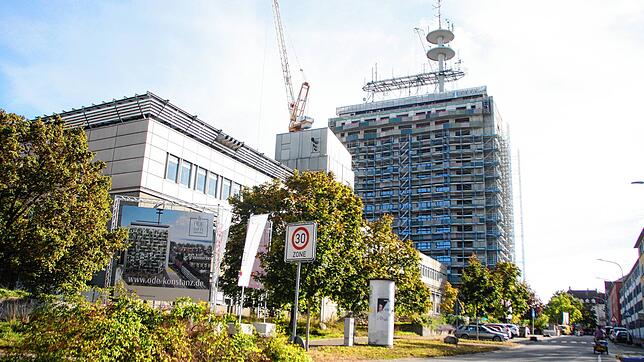 Für Neubauten mit 135 Wohnungen vor dem Telekomhochhaus an der Moltkestraße (im Bild) und der Jahnstraße müssen 20 Bäume fallen. Das ...